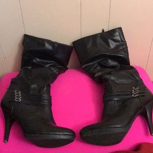 Used black 2 1/2 inch heel boot